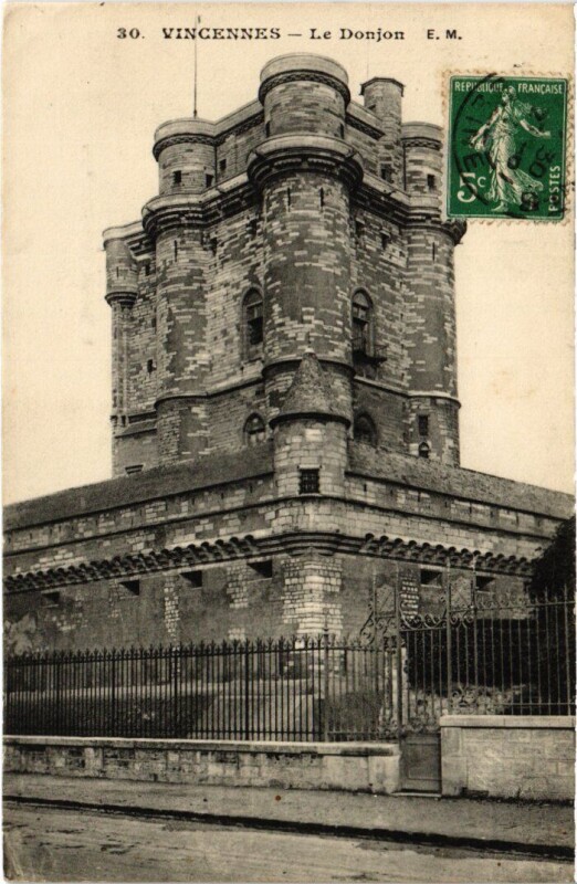 Carte postale ancienne Vincennes Le Donjon à Vincennes