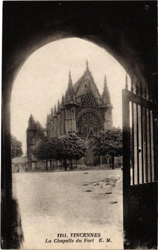Carte postale ancienne Vincennes La Chapelle du Fort à Vincennes