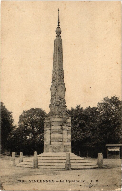 Carte postale ancienne Vincennes La Pyramide à Vincennes