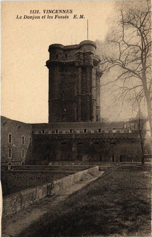 Carte postale ancienne Vincennes Le Donjon et les Fosses à Vincennes