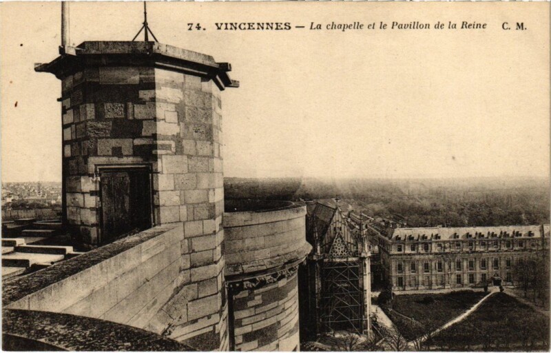 Carte postale ancienne Vincennes La chapelle et pavillon de la Reine à Vincennes