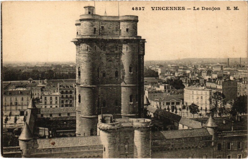 Carte postale ancienne Vincennes Le Donjon à Vincennes