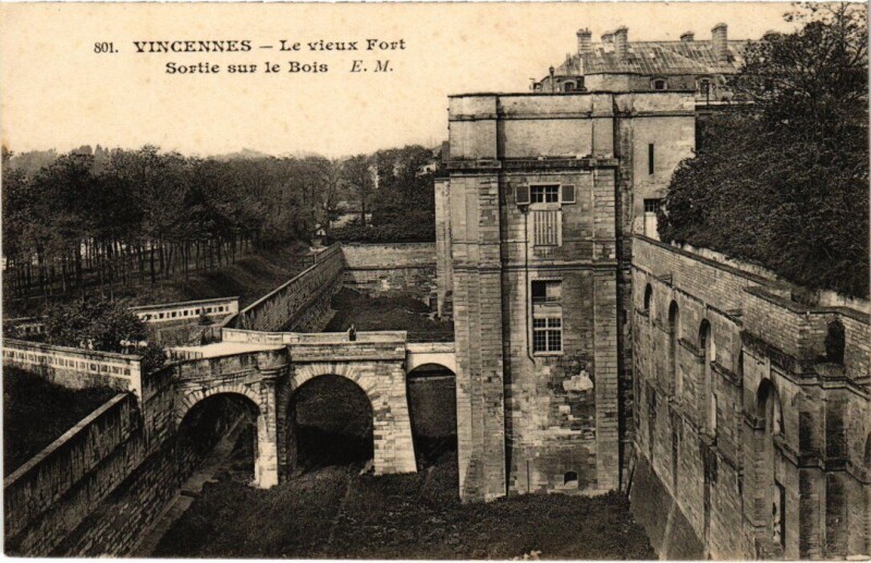 Carte postale ancienne Vincennes Sortie sur le Bois à Vincennes