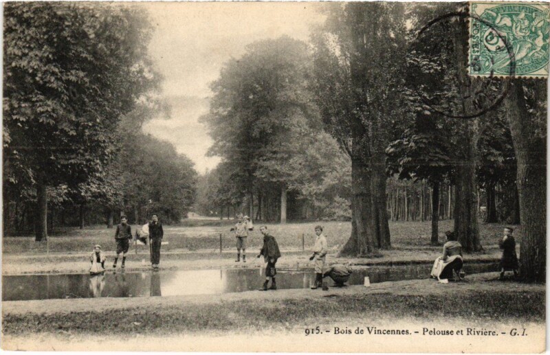Carte postale ancienne Vincennes Pelouse et Riviere à Vincennes