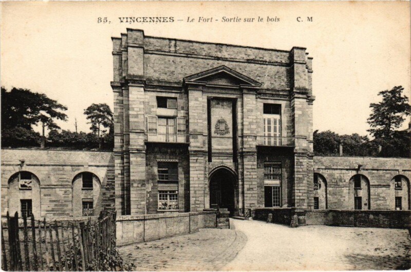 Carte postale ancienne Vincennes Le Fort Sortie sur le bois à Vincennes