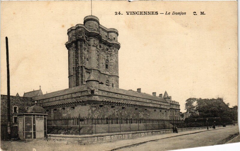 Carte postale ancienne Vincennes Le Donjon à Vincennes
