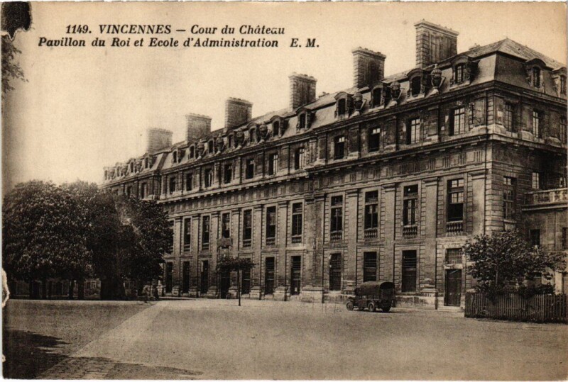 Carte postale ancienne Vincennes Cour du Chateau Pavillon du Roi à Vincennes