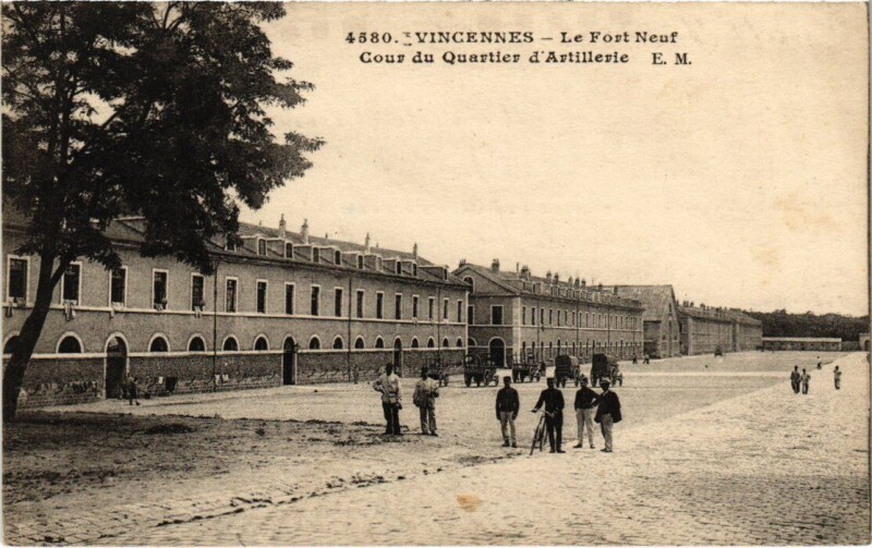 Carte postale ancienne Vincennes Le Fort Neuf cour du Quartier d'Artillerie à Vincennes