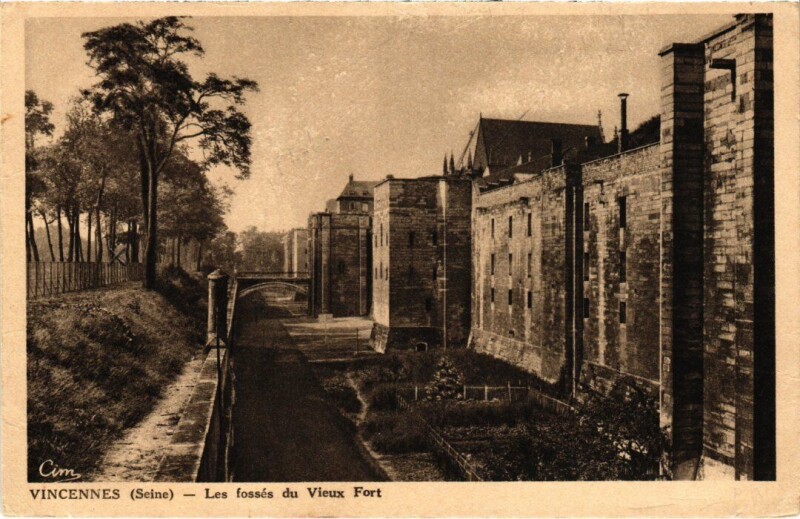 Carte postale ancienne Vincennes Les fosses du vieux Fort à Vincennes