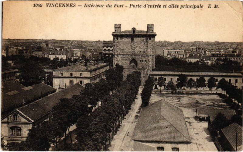 Carte postale ancienne Vincennes Interieur du Fort à Vincennes