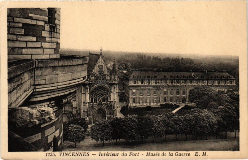 Carte postale ancienne Vincennes Interieur du Fort Musee de la Guerre à Vincennes