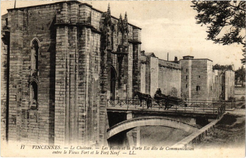 Carte postale ancienne Vincennes Le Chateau les Fosses et la Porte Est à Vincennes