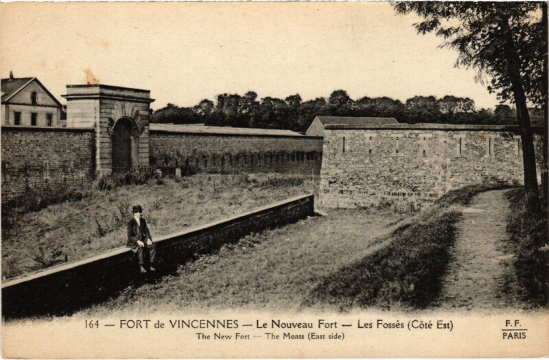 Carte postale ancienne Vincennes Le Nouveau Fort Les Fosses à Vincennes