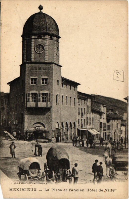 Carte postale ancienne Meximieux La Place et l'ancien Hotel de Ville France à Meximieux