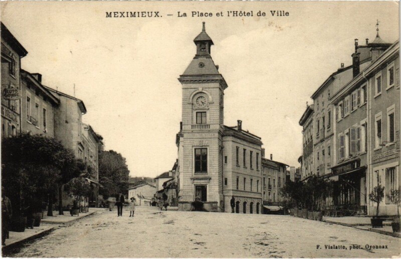 Carte postale ancienne Meximieux La Place et l'Hopital de Ville France à Meximieux