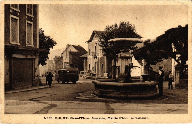 Carte postale ancienne Culoz Grand Place, Fontaine, Mairie France à Culoz