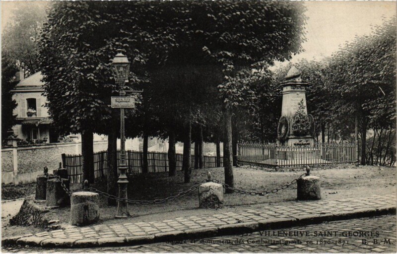Carte postale ancienne Villeneuve Saint-Georges Square et monument des Combattants à Villeneuve-Saint-Georges