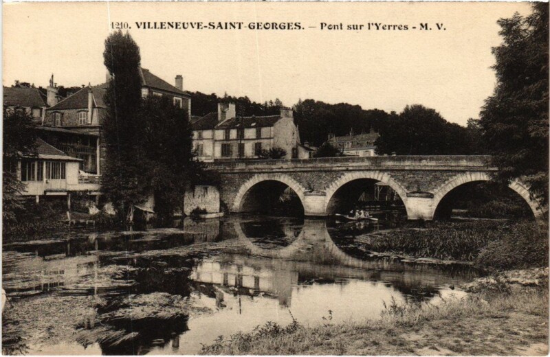 Carte postale ancienne Villeneuve Saint-Georges Pont sur l'Yerres à Villeneuve-Saint-Georges