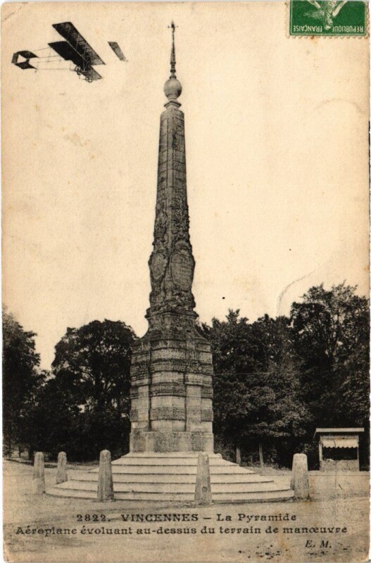 Carte postale ancienne Vincennes La Pyramide à Vincennes