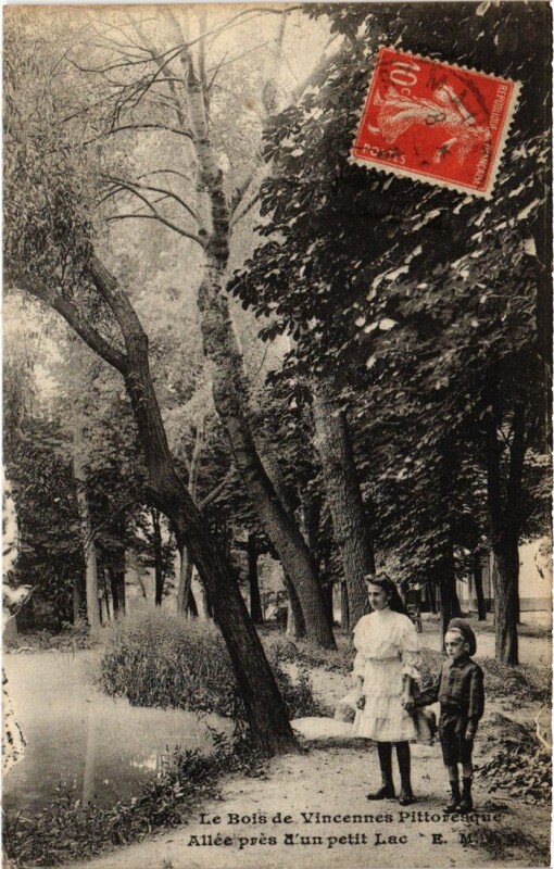 Carte postale ancienne Vincennes Allee pres d'un petit Lac à Vincennes