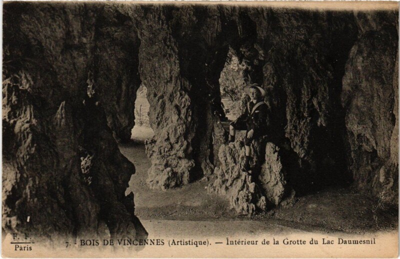 Carte postale ancienne Vincennes Interieur de la Grotte du Lac Daumesnil à Vincennes