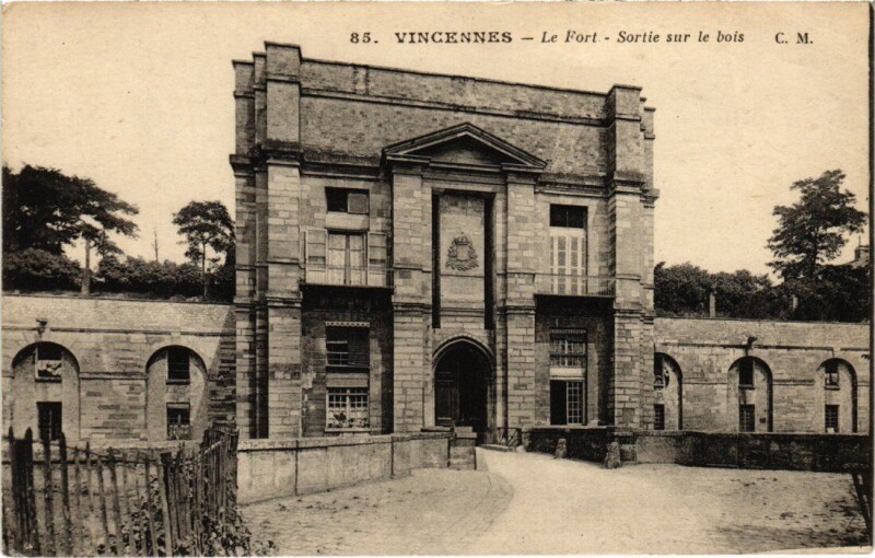 Carte postale ancienne Vincennes Le Fort Sortie sur le bois à Vincennes