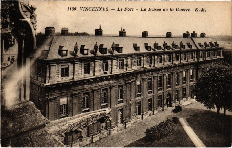 Carte postale ancienne Vincennes Le Fort Le Musee de Guerre à Vincennes