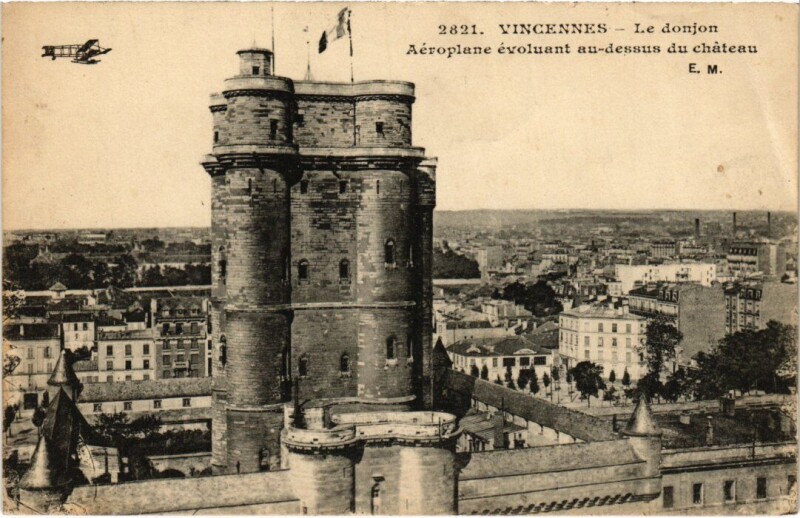 Carte postale ancienne Vincennes Le Donjon à Vincennes