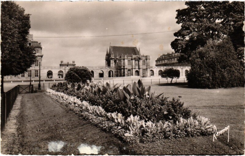 Carte postale ancienne Vincennes Jardin fleuri derriere le Chateau à Vincennes