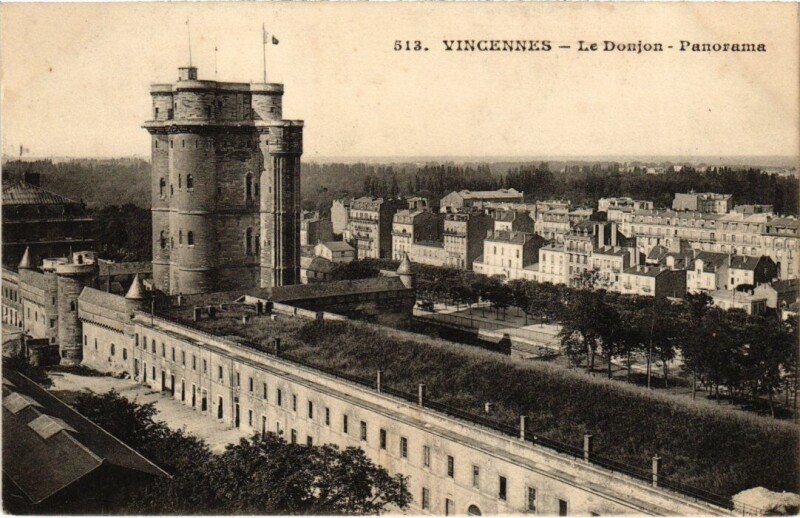 Carte postale ancienne Vincennes Le Donjon panorama à Vincennes
