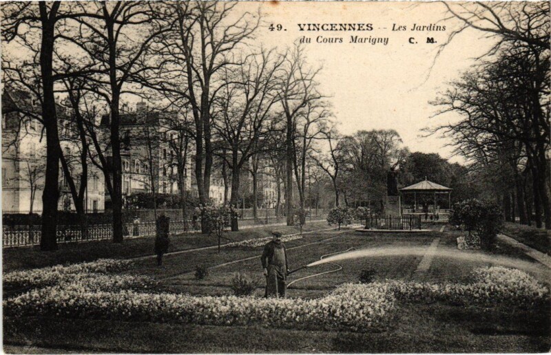 Carte postale ancienne Vincennes Les Jardins du Cours Marigny à Vincennes