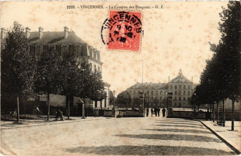 Carte postale ancienne Vincennes La Caserne des Dragons à Vincennes