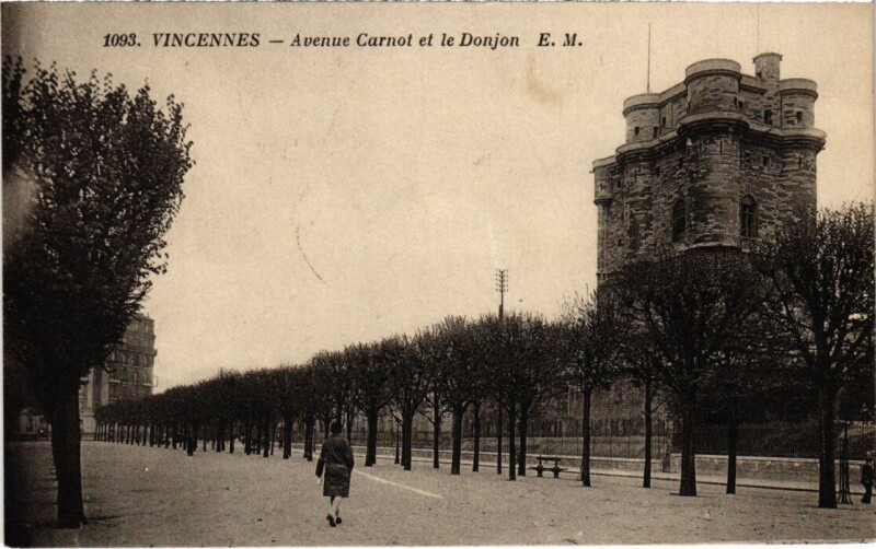 Carte postale ancienne Vincennes Avenue Carnot et le Donjon à Vincennes