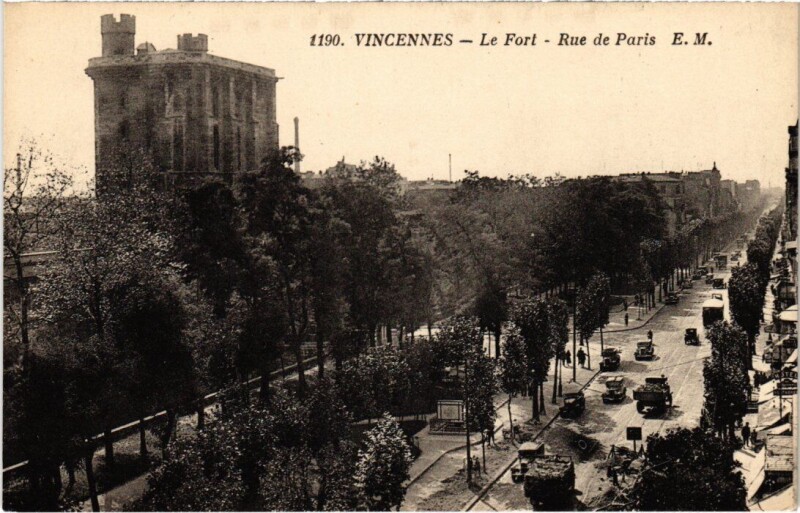 Carte postale ancienne Vincennes Le Fort Rue de Paris à Vincennes