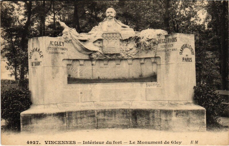 Carte postale ancienne Vincennes Interieur du Fort Monument de Gley à Vincennes
