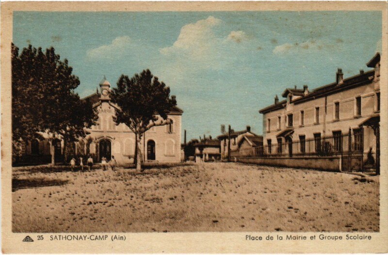 Carte postale ancienne Sathonay-Camp Place de la Mairie France
