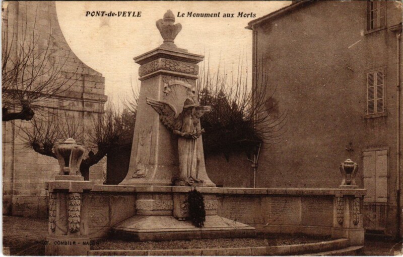 Carte postale ancienne Pont de Veyle Le Monument aux Morts France à Pont-de-Veyle