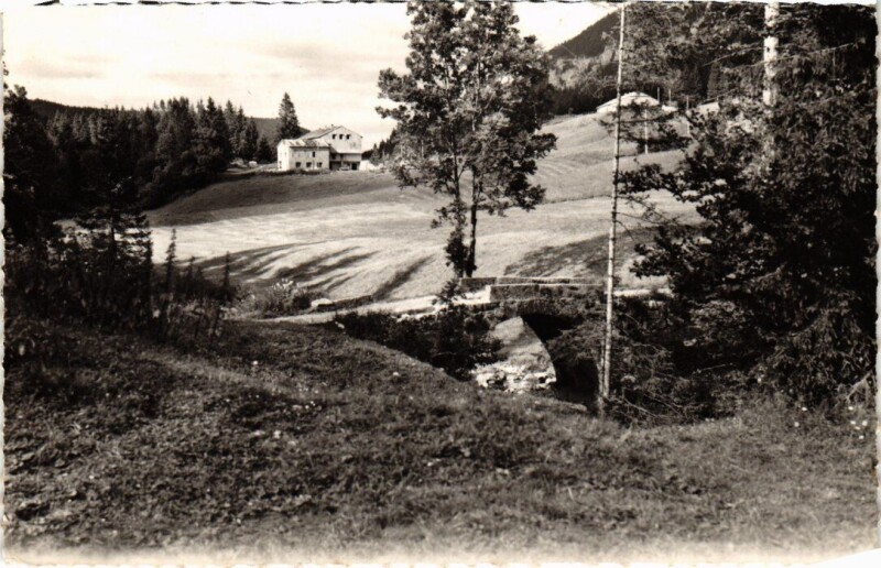 Carte postale ancienne Mijoux Colonie de la Vallee et ses abords France à Mijoux