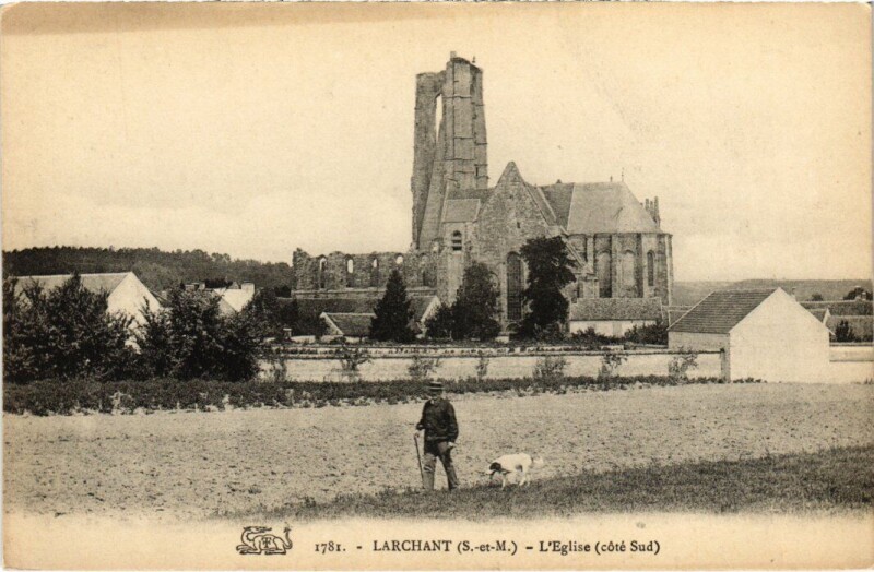 Carte postale ancienne Larchant Eglise à Larchant