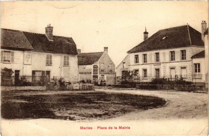 Carte postale ancienne Marles-en-Brie Place de la Mairie à Marles-en-Brie