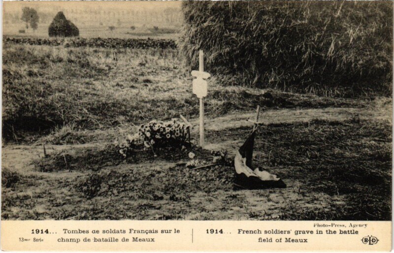 Carte postale ancienne Meaux Tombes de Soldats Francais sur le Champ de Bataille à Meaux