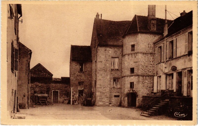 Carte postale ancienne Montereau-Fault-Yonne Cour du Vieux Chateau - Ancienne Prison à Montereau-Fault-Yonne