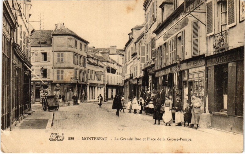 Carte postale ancienne Montereau-Fault-Yonne Grande Rue et Place de la Grosse-Pompe à Montereau-Fault-Yonne