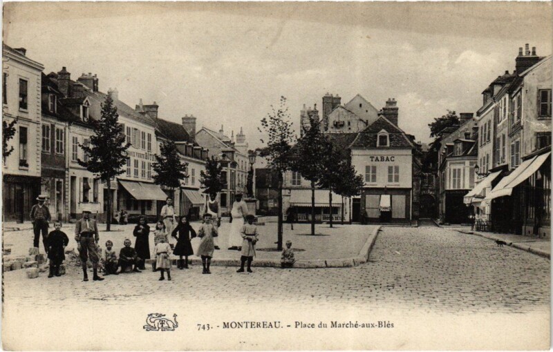 Carte postale ancienne Montereau-Fault-Yonne Place du Marche-aux-Bles à Montereau-Fault-Yonne
