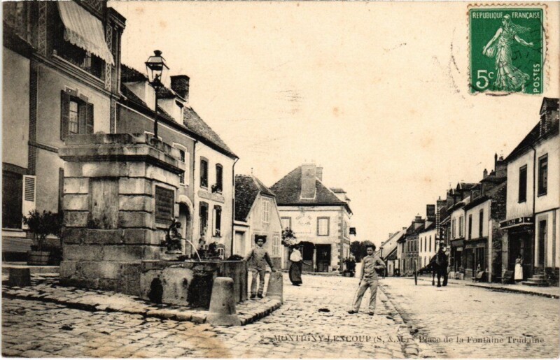 Carte postale ancienne Montigny-Lencoup Place de la Fontaine Trudaine à Montigny-Lencoup