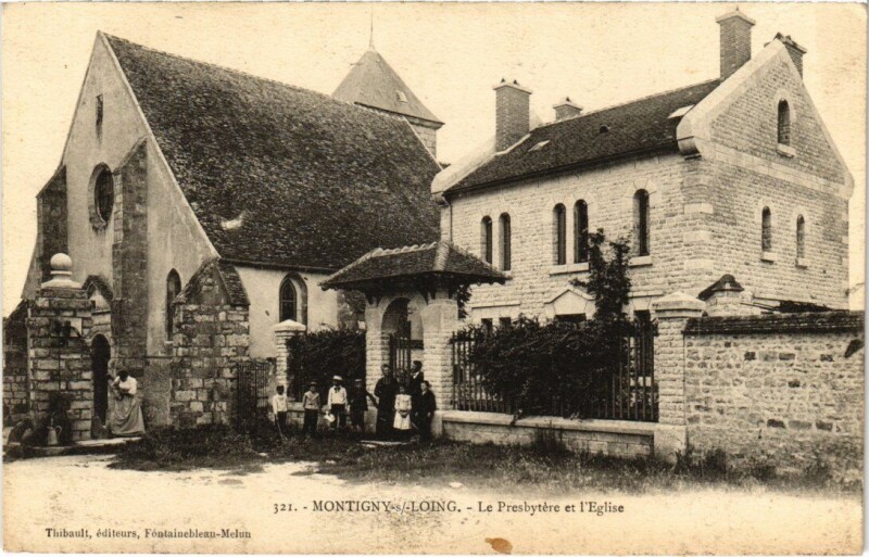 Carte postale ancienne Montigny-sur-Loing Le Presbytere et l'Eglise à Montigny-sur-Loing