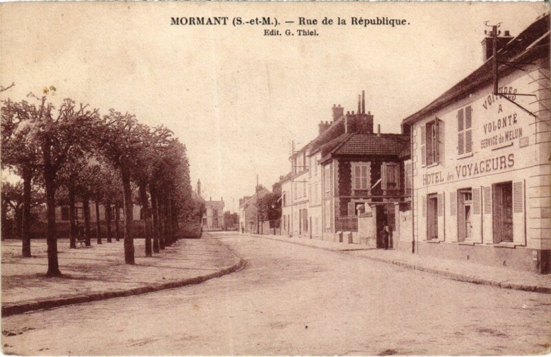 Carte postale ancienne Mormant Rue de la Republique à Mormant