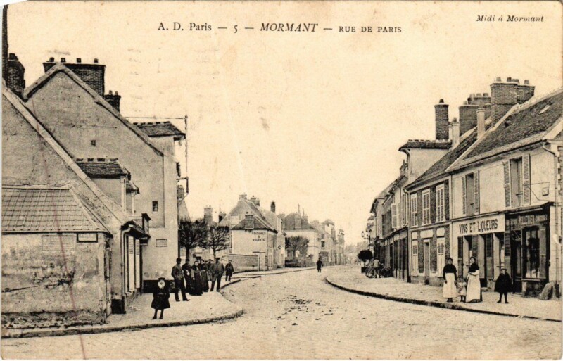 Carte postale ancienne Mormant Rue de Paris à Mormant
