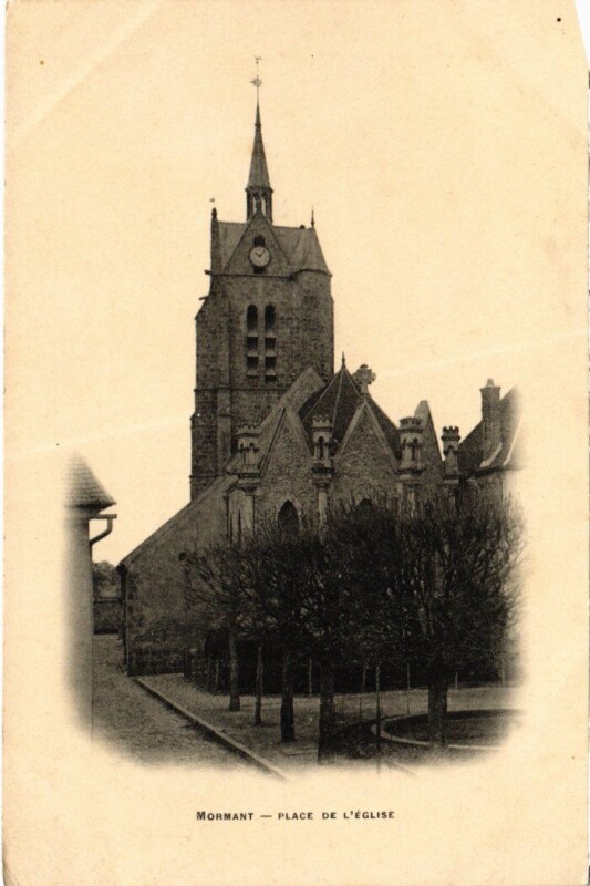 Carte postale ancienne Mormant Place de l'Eglise à Mormant