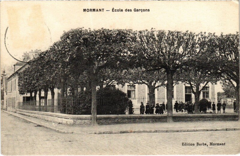 Carte postale ancienne Mormant Ecole des Garcons à Mormant